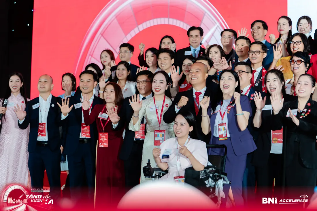 Cùng các lãnh đạo BNI trên sân khấu