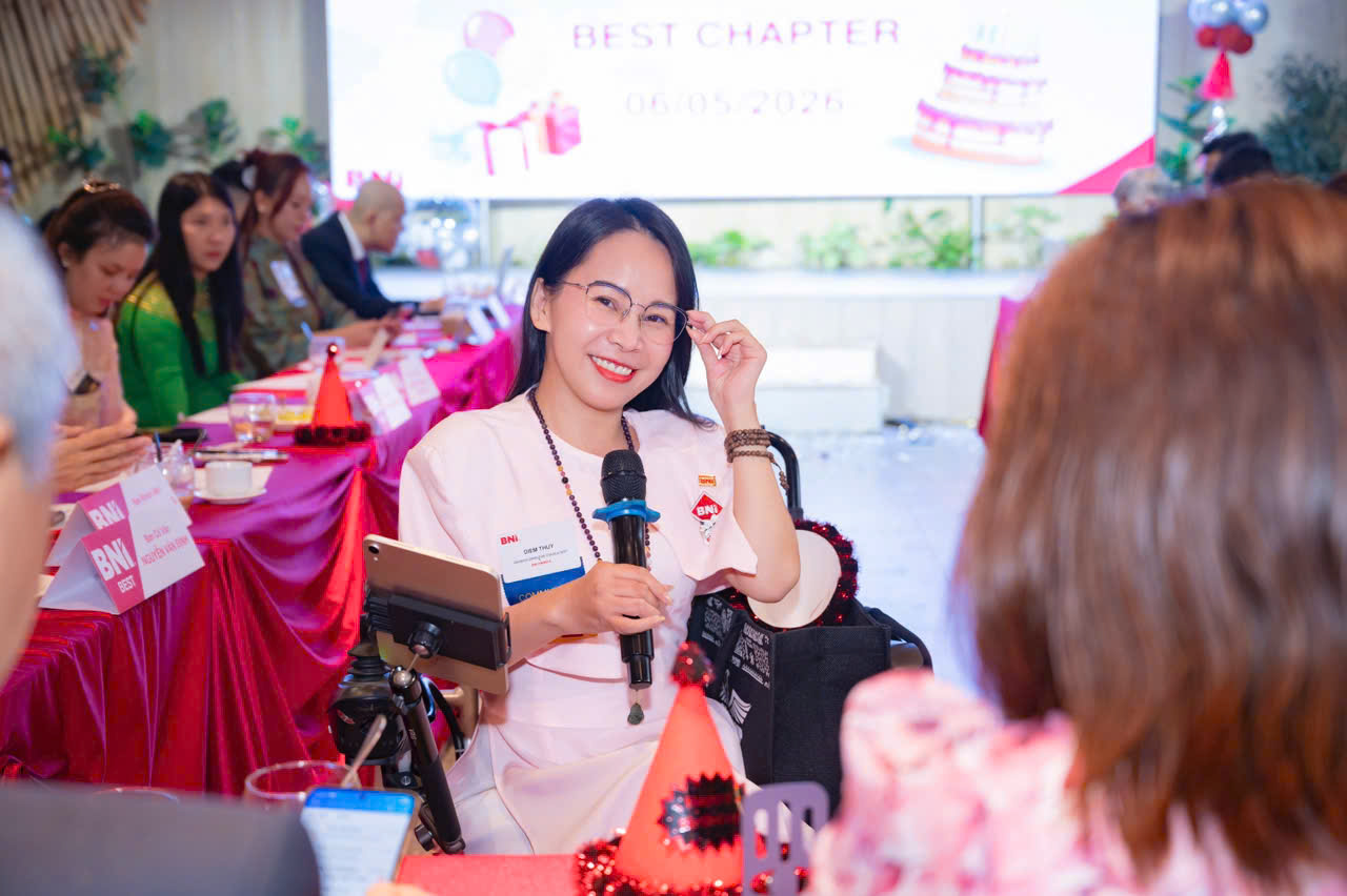 Coach Diễm Thúy cười rạng rỡ tại một sự kiện BNI Best Chapter