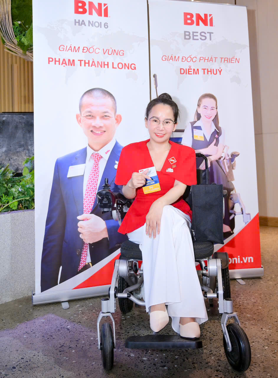 Diễm Thúy bên thầy Phạm Thành Long tại BNI